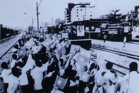 Đường xe lửa huyết mạch nối liền thủ đô Hà Nội với TP HCM được khôi phục và thông xe vào đúng ngày Quốc khánh 2/9/1976.